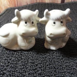 Cute Cow porcelain Salt & Pepper Set~Cute EYES~Vintage?~Farm decor